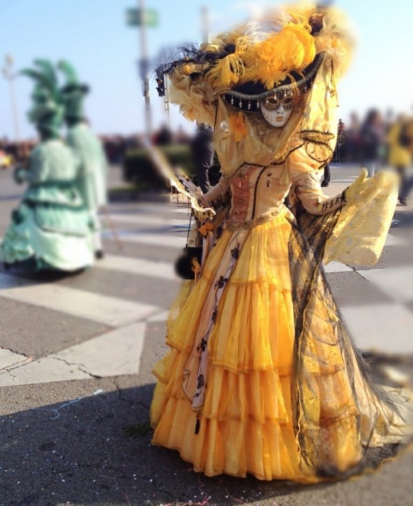 Vznešené karnevalové kostýmy s nádhernou originálnou párty témou Zorganizujte nádherne originálne karnevalové párty šaty ako šľachtičná