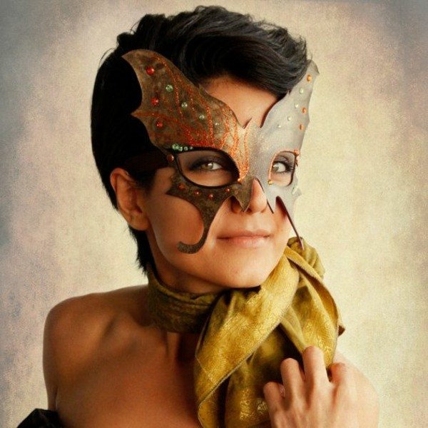 originálna maska vyrobená z motýľovej tváre Krásna domáca lepenka z tváre motýľa