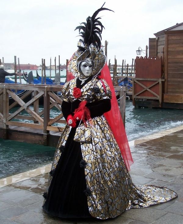 Karnevalové kostýmy ženy originálne nápady tajomná šľachtičná maska klobúk pierko