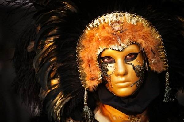 krásne ženské kostýmy líčenie tváre klobúk pierko Klobúk na líčenie tváre perie zlaté akcenty