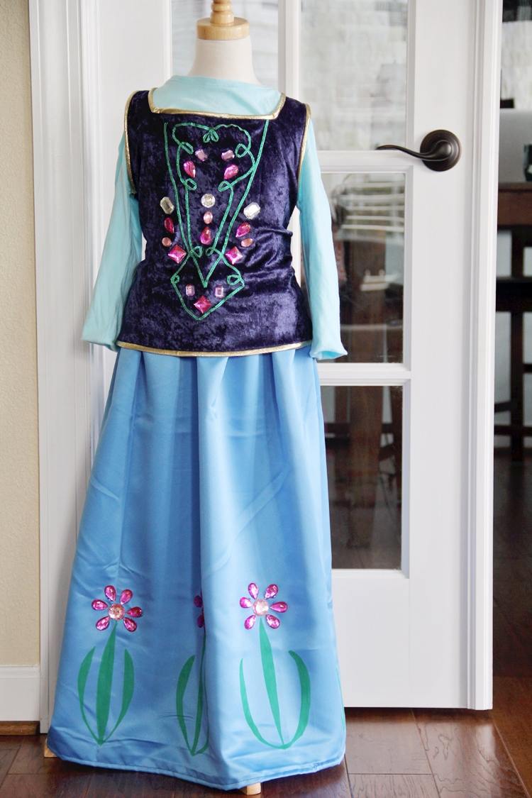 karneval-kostýmy-deti-výroba-ľadovej kráľovnej-anny-šaty-zdobenie-kamienky