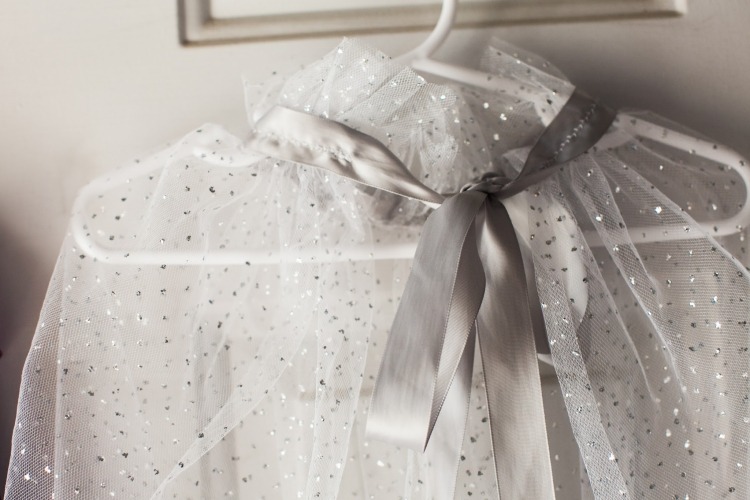 karnevalové kostýmy-deti-vyrobte si-ľadovú kráľovnú-návod-elsa-mys-tuell-stuha-strieborná