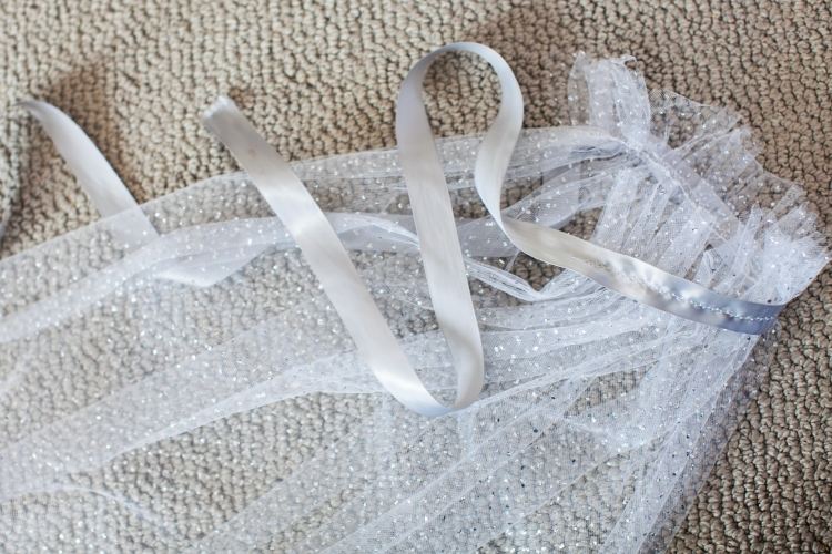 karnevalové kostýmy-deti-vyrobte si-ľadová kráľovná-elsa-mys-biela-tuell-stuha-sivá