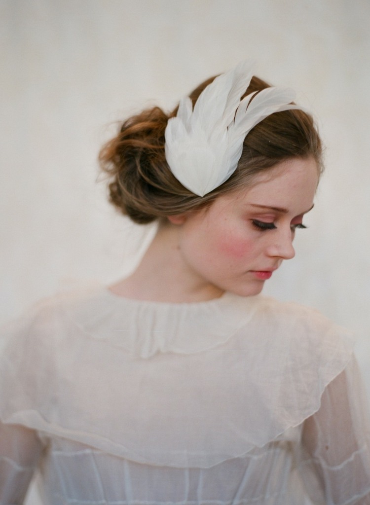 fascinátor-svadba-jednoduché-perie-prízvuk-čelenka-retro-vintage-drdol