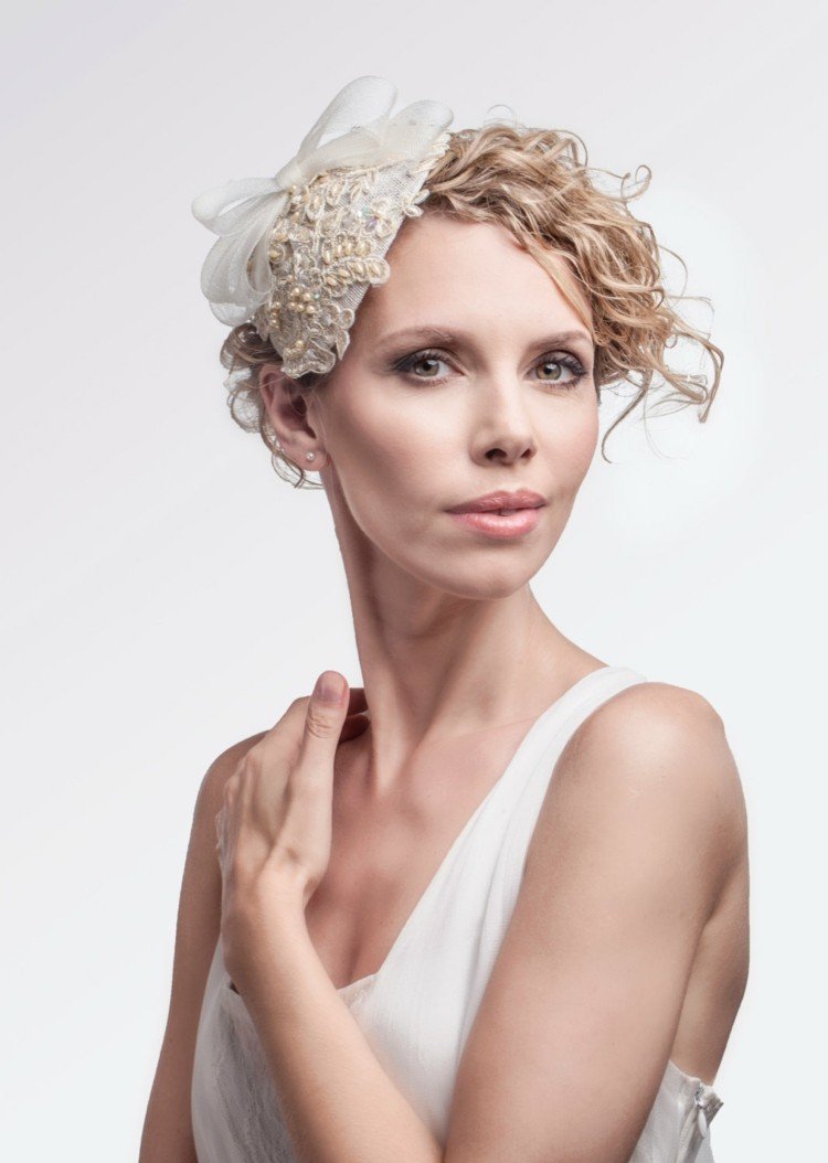 fascinátor-svadobná-krémová-farba-čipka-výšivka-perla-kučery-vlasy