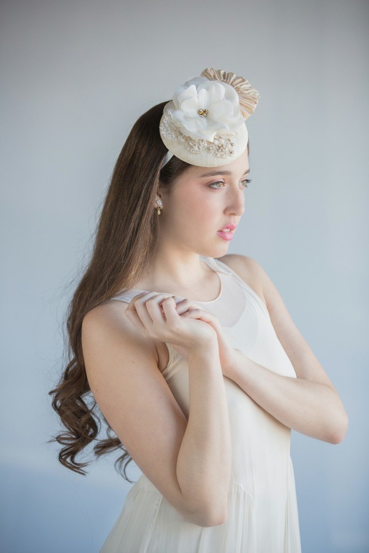 fascinátor-svadba-šampanské-farba-perla-otvorené-vlasy-nevesta