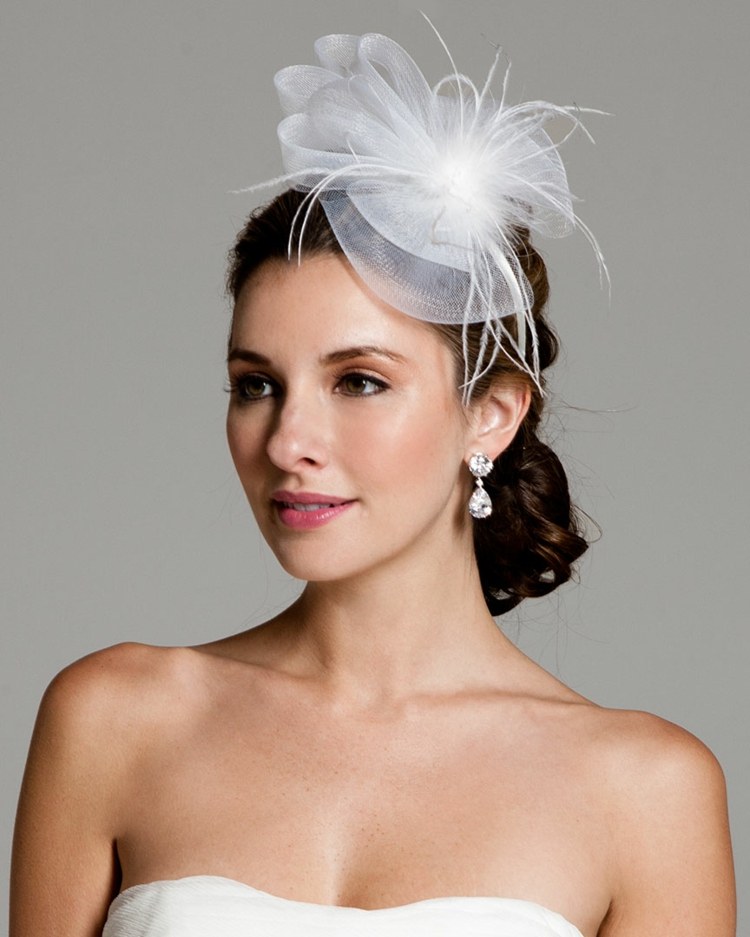 fascinátor-svadobná-brunetka-nevesta-bez ramienok-svadobné šaty-ušľachtilé-náušnice-šperky