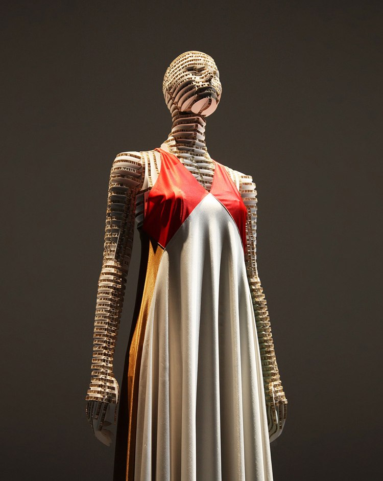 móda-móda-moderné-umenie-výstava-kartón-dámy-figurína