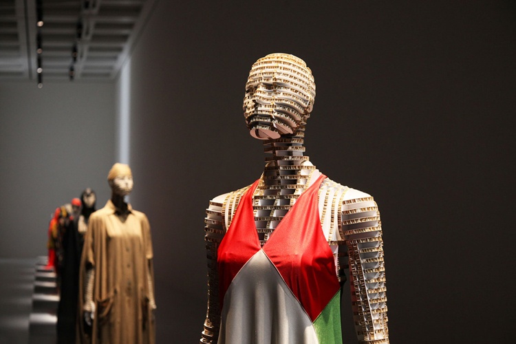 fashion-fashion-modern-art-exhibition-designer-brand-manekýn