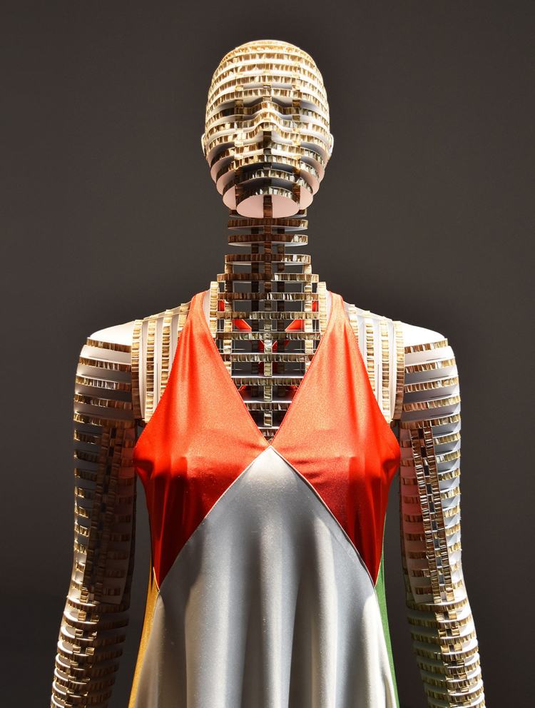 móda-móda-moderné-umenie-výstava-kartón-figurína-oblečenie