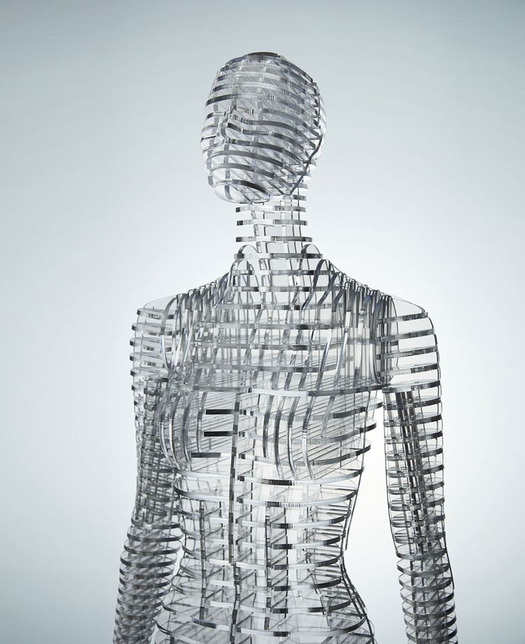 móda-móda-moderné-umenie-výstava-transparentné-figuríny-ženy