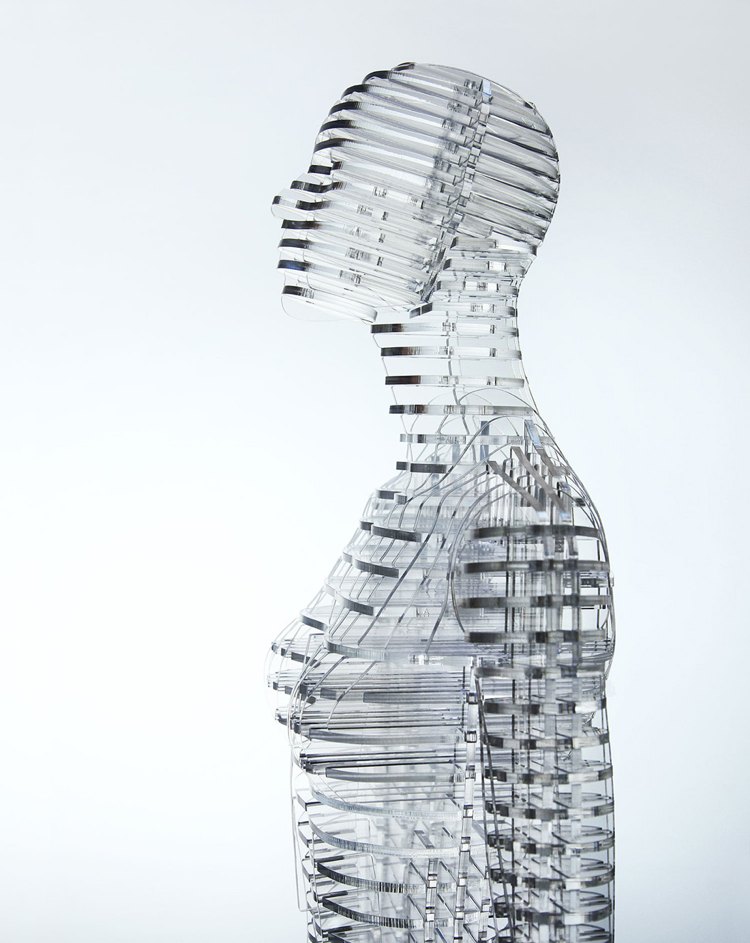 móda-móda-moderné-umenie-výstava-transparentná-štruktúra-ženy