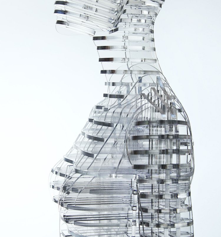 móda-móda-moderné-umenie-výstava-inštalácia-transparentná-figurína