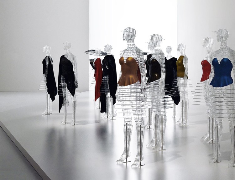 módna móda -moderná-výstava-oblečenia-značky-návrhár