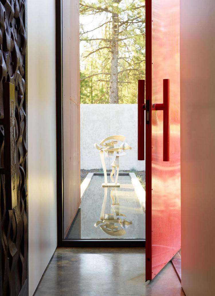 vchod do domu červené vchodové dvere okno záhradná dekorácia