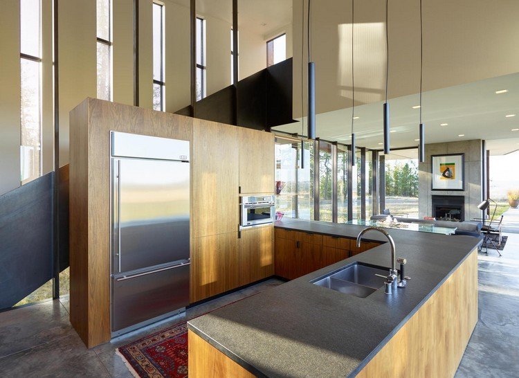 dizajnová kuchyňa drevo tmavé dosky kuchynský ostrov