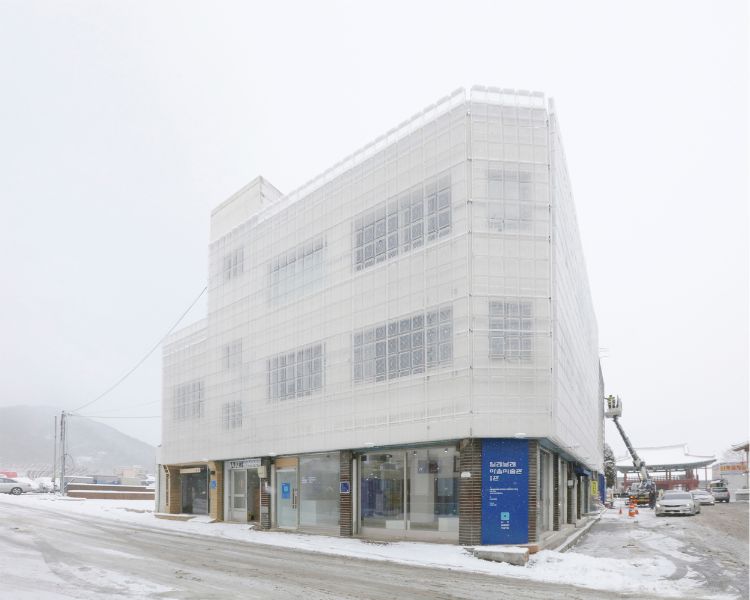 dom z recyklovaného materiálu fasádna konštrukcia moderný udržateľný dizajn konštrukcia recyklácia opätovné použitie plastový kontajner pohľad