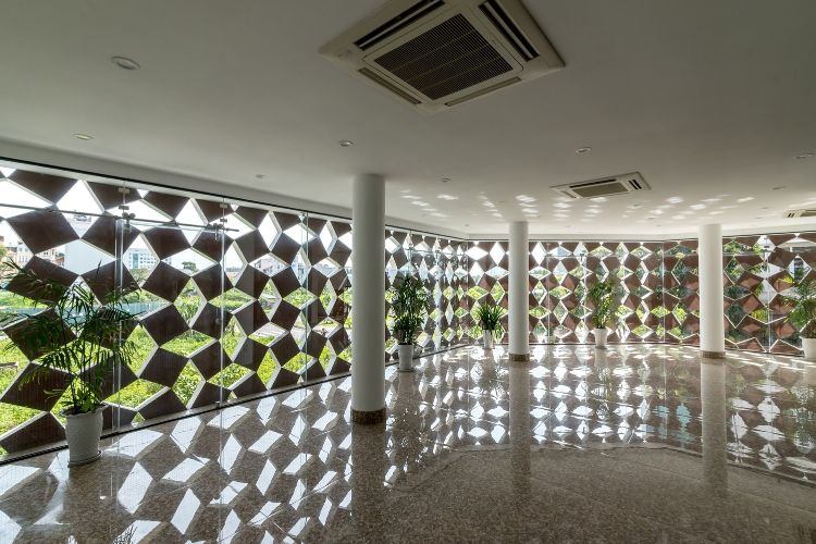 dom z recyklovaného materiálu fasádna konštrukcia moderný udržateľný dizajn konštrukcia recyklácia opätovné použitie dýchajúce nosníky vo vnútri