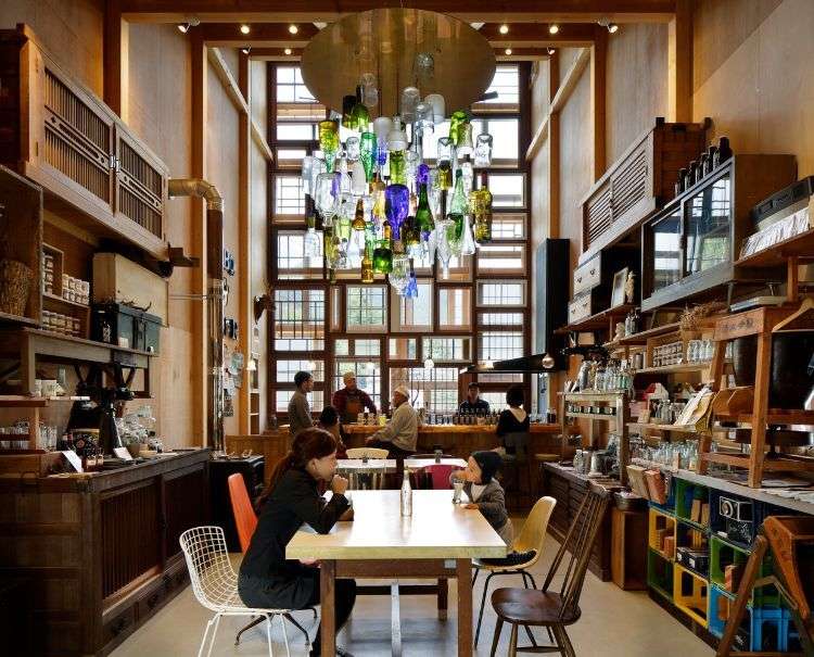 dom z recyklovaného materiálu konštrukcia fasády moderný udržateľný dizajn konštrukcia recyklácia opätovné použitie reštaurácia japonský interiér