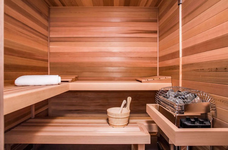 Sauna v priestrannej kúpeľni zaisťuje pohodu Luxusný wellness wellness apartmán s obložením saunou