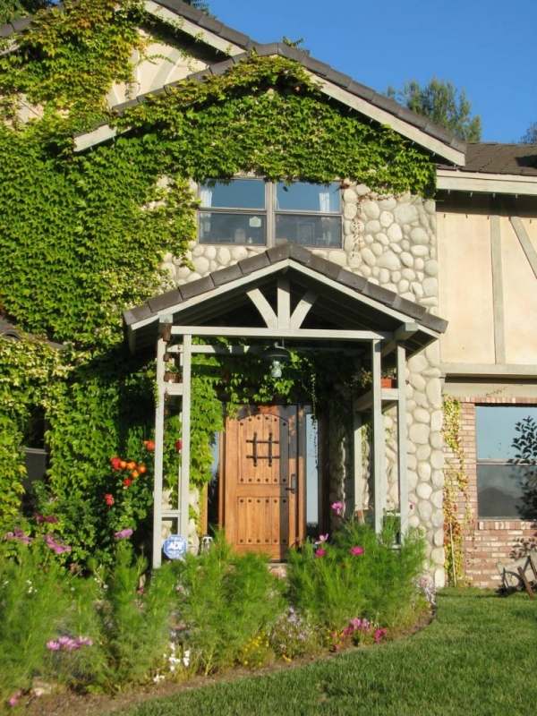 vidiecky dom fasáda brečtan dekorácia kamenné múry šplhať