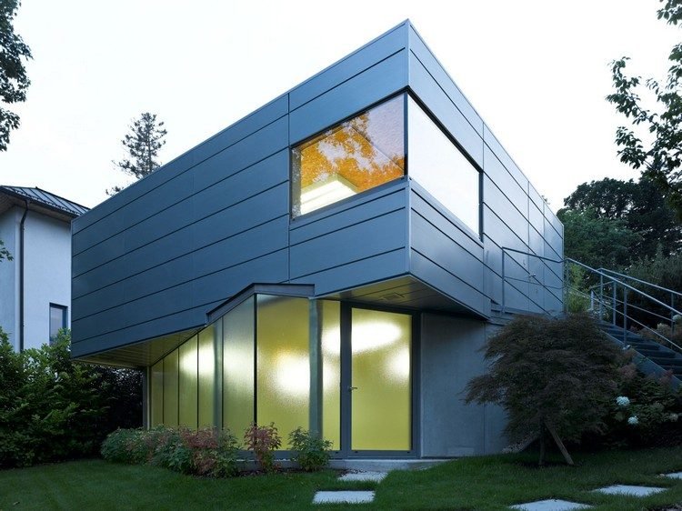 Zinková fasáda s kazetovým systémom s tieňovou medzerou a horizontálnym pokladaním