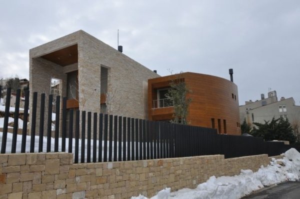 Fasádny dom z prírodného kameňa