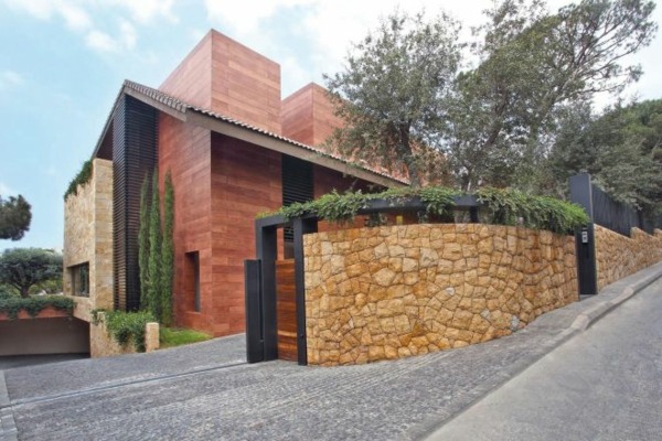 Fasáda domu izoluje drevené panely dub