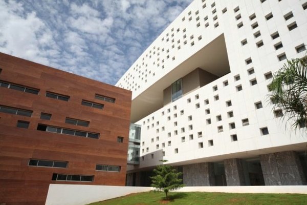 moderná architektúra drevená fasáda