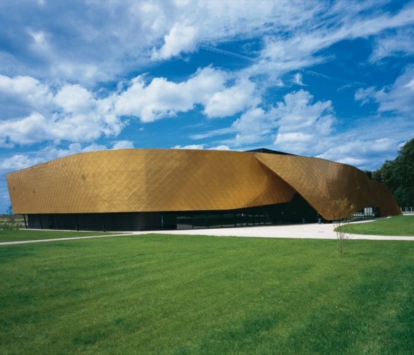 moderná budova minimalizmus architektúra fasádny systém plech meď