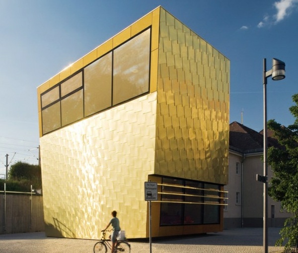 dizajnová futuristická fasáda z medeného obkladu