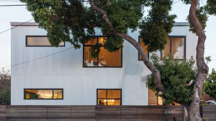 fasádny dizajn-príklady-vlnité profily-moderný dom-hliník-sivá-plot-drevo