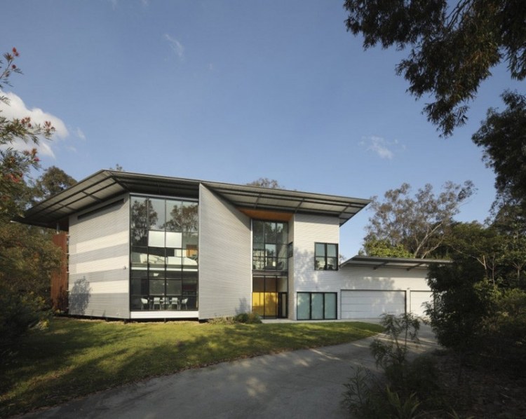 fasádny dizajn-príklady-vlnité profily-moderný dom-panoramatické-okná-záhradný-trávnik