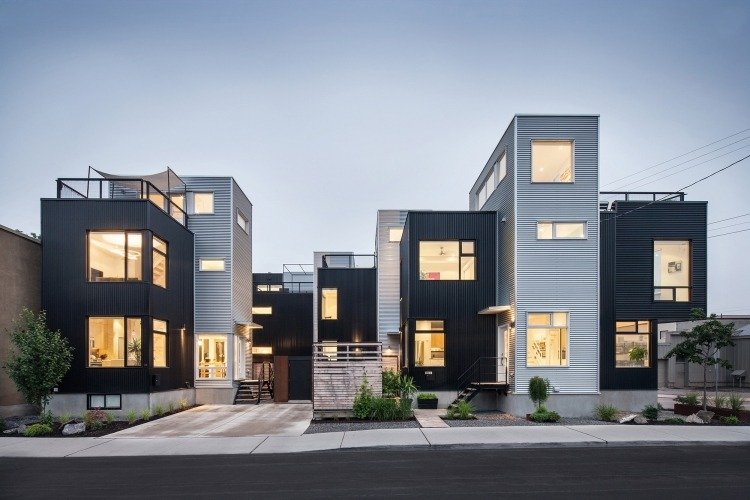 fasádny dizajn-príklady-vlnité profily-sivé-radové domy-predzáhradka-moderná-architektúra