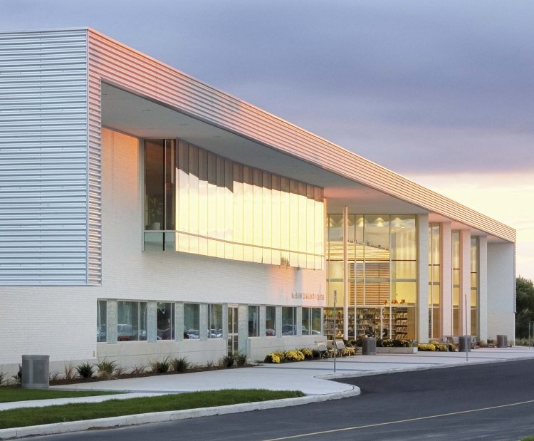 fasádny dizajn-príklady-vlnité profily-priemyselná budova-fasáda-sklo-biele-svetlo