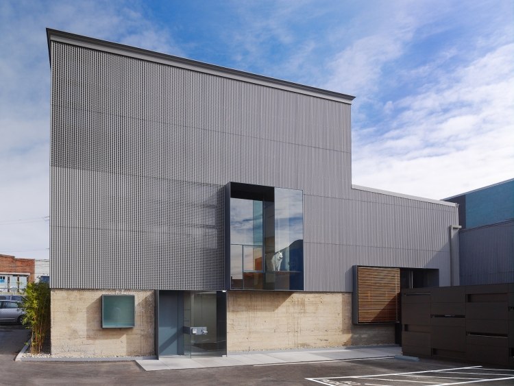 fasádny dizajn-príklady-vlnité profily-oceľ-hliník-budova-šedá-paoramafesnter