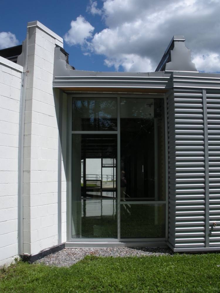 fasádny dizajn-príklady-vlnité-profily-sivá-oceľ-hliník-sklo-stena-trávnik