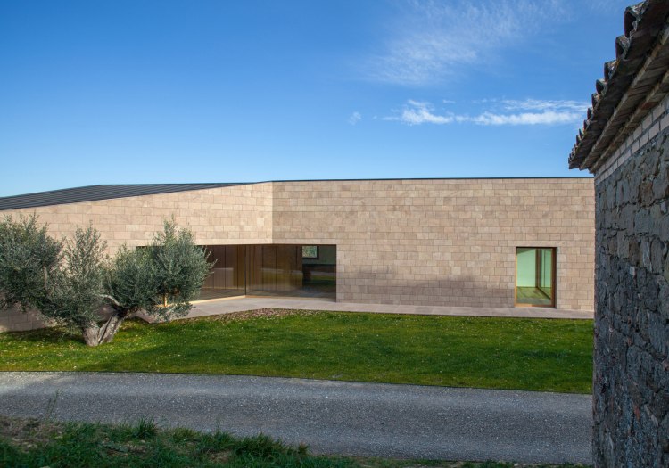 pieskovcové fasádne panely veľké okná plochá strecha