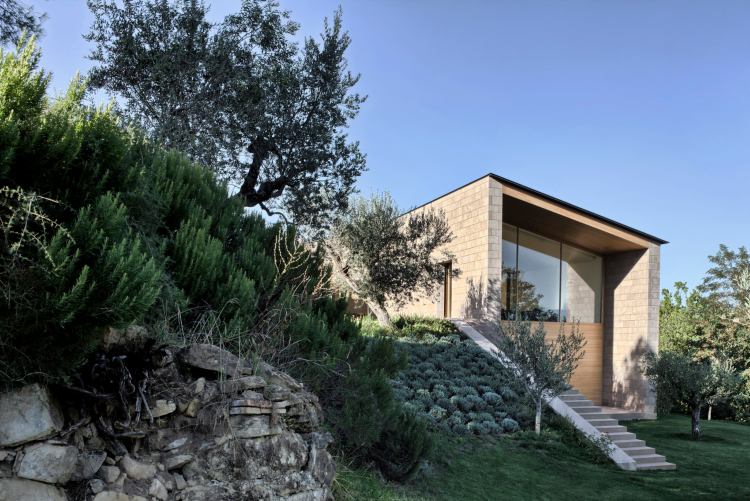 fasádne panely z pieskovcových trávnikov stromy trvalky