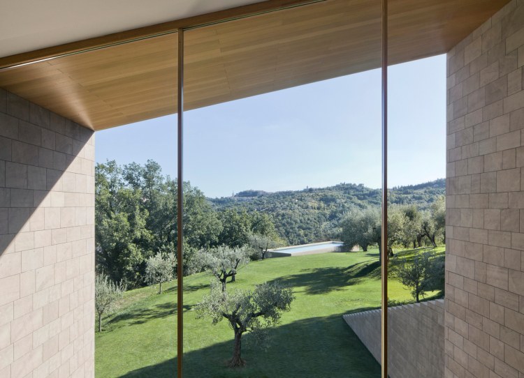 Fasádne panely z pieskovcového zasklenia s výhľadom na okno