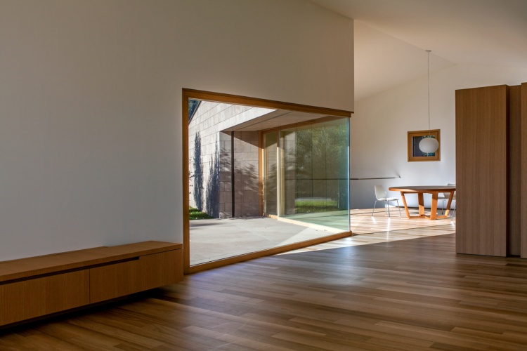 pieskovcové fasádne panely laminátová podlaha drevený okenný rám komoda