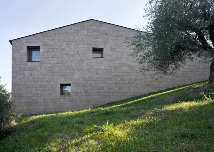 Fasádne panely pieskovcové okná malé západnej strany