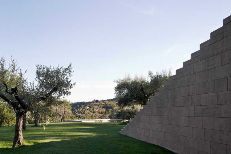 fasádne dosky pieskovcový dom svah trávnik plocha