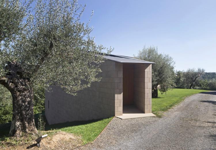 fasádne dosky pieskovcový dom vstupná cesta