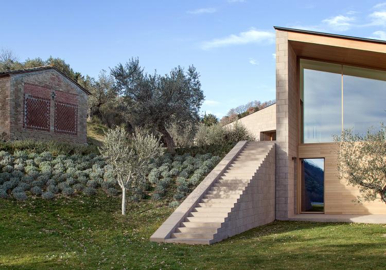 Fasádne panely z pieskovcových schodísk mimo záhrady na svahu