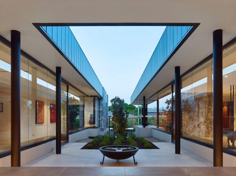 fasádny obklad-kameň-sklenené steny-vnútorné nádvorie