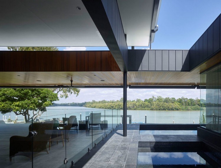 sklenené fronty-výhľad-rieka-drevo-strop