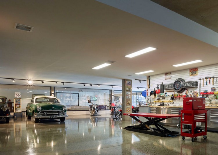 priestranná garáž-retro-auto-motocykle