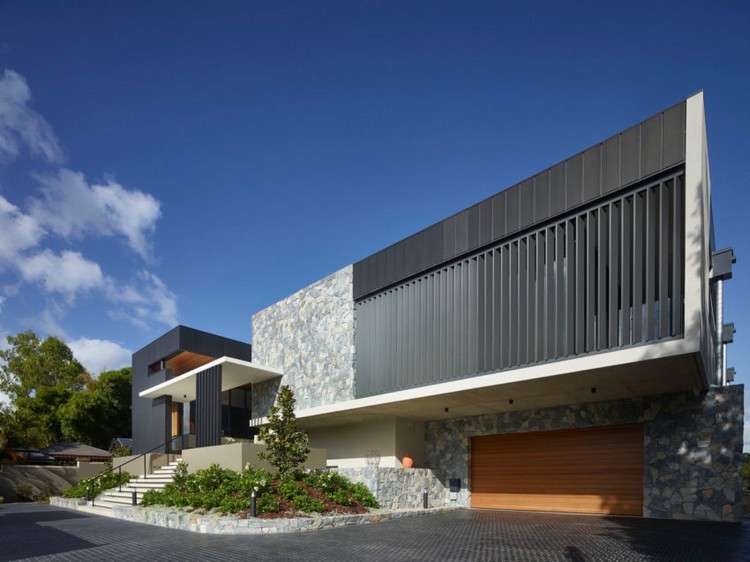 Kamenný obklad vchodu do garáže