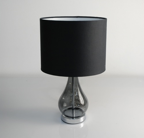 Moderná čierna lampa, fialová tekvica